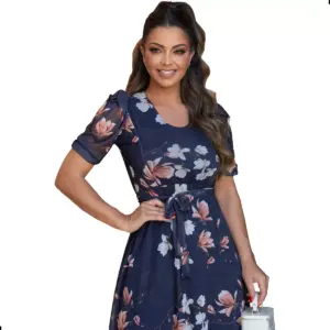 Modelo Plus Size usando Vestido Midi Tule Estampado Evangélico