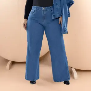 Depoimento de cliente usando calça wide leg plus size