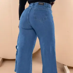 Detalhe da fenda lateral da calça jeans plus size