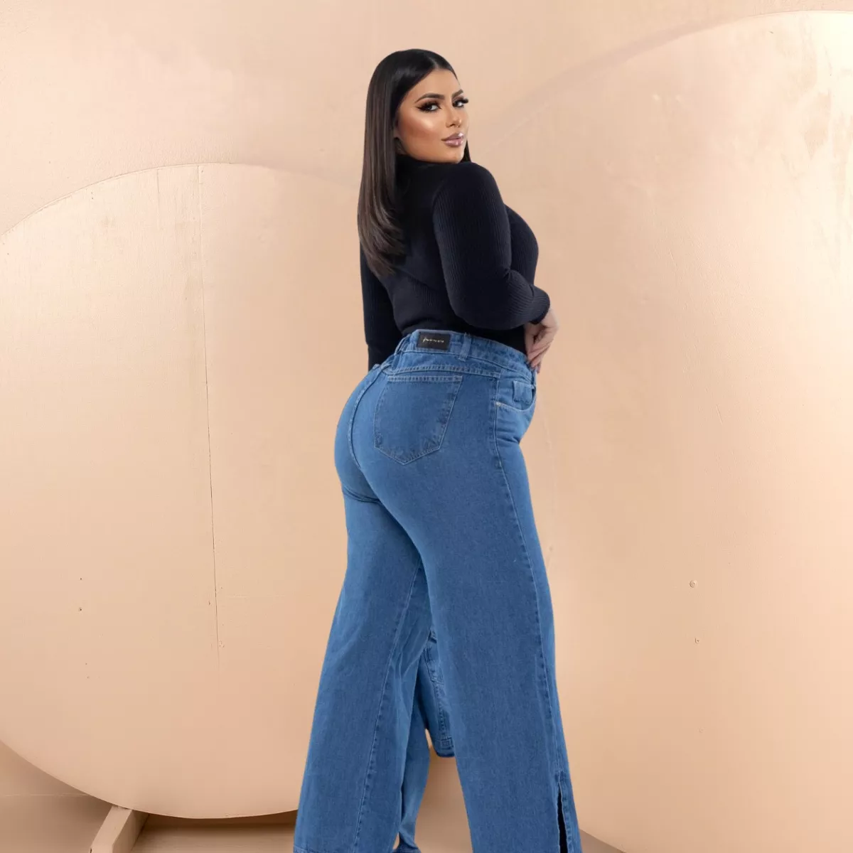 Transforme seu Guarda-Roupa com a Elegância da Calça Jeans Plus Size Wide Leg Básica Fenda Lateral Lisa!