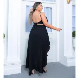 Modelo usando saia plus size assimétrica com babados