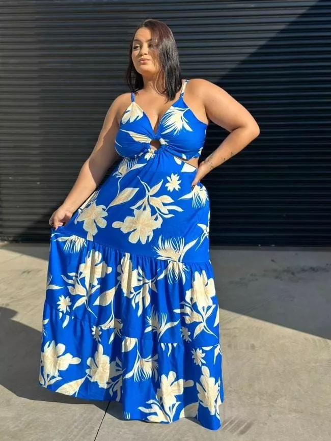 Modelo Plus Size Feminino com Vestido Longo