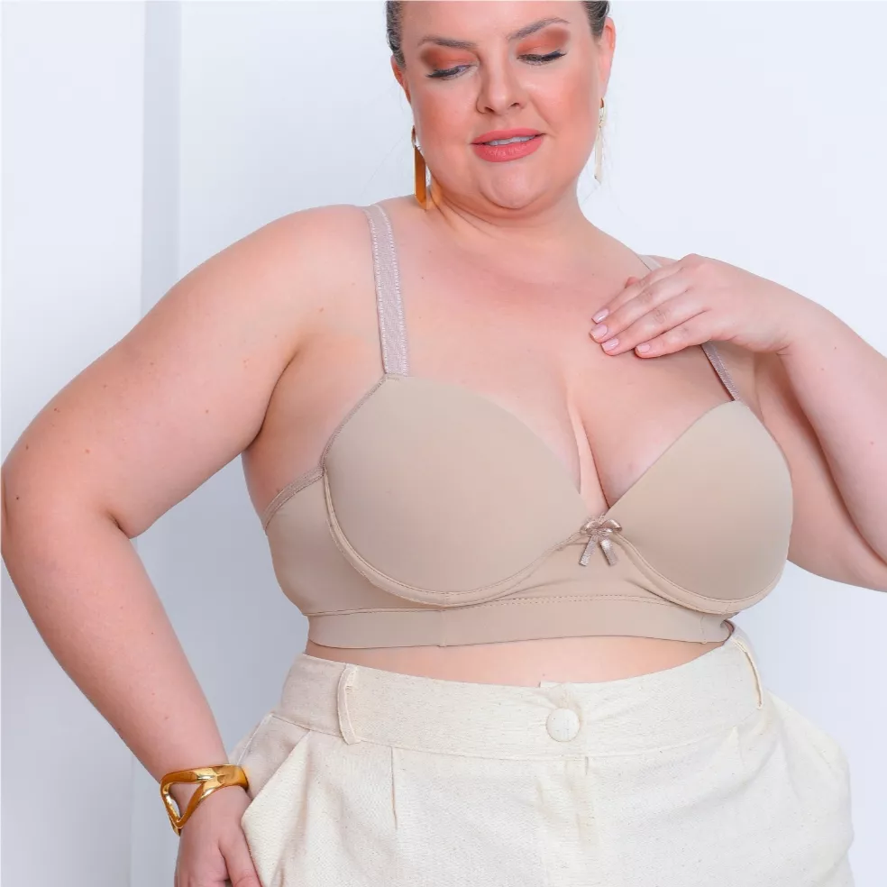 Modelo Plus Size usando Sutiã Reforçado
