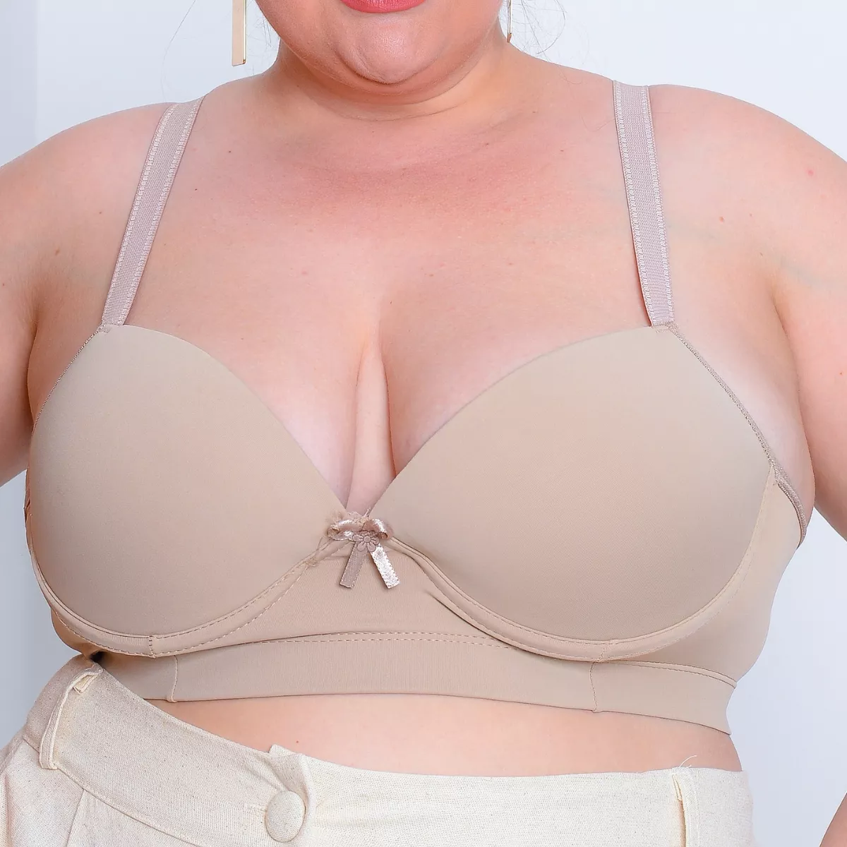 Sutiã Plus Size Reforçado Com Bojo Sustentação Confortável em detalhe