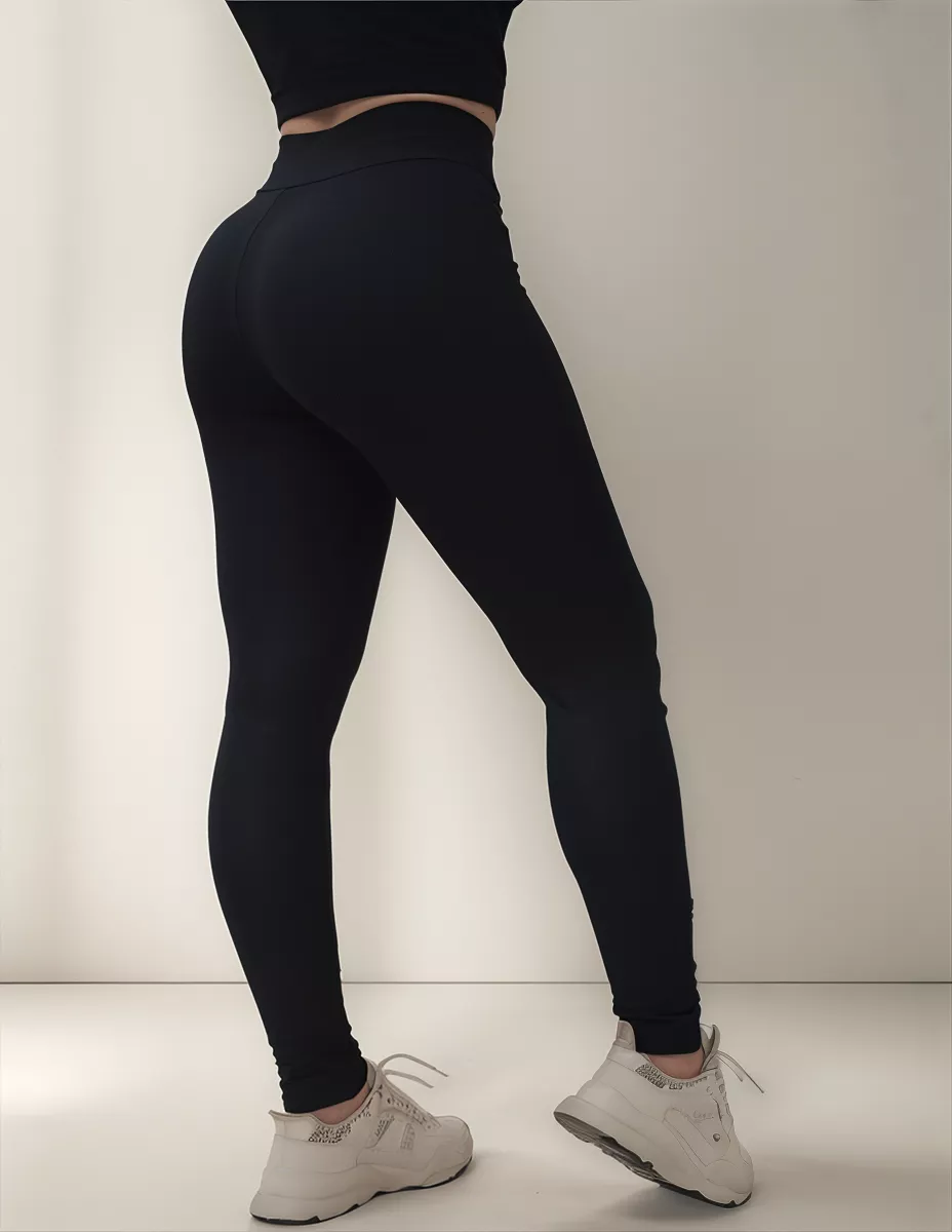 Detalhe do cós largo da calça legging plus size