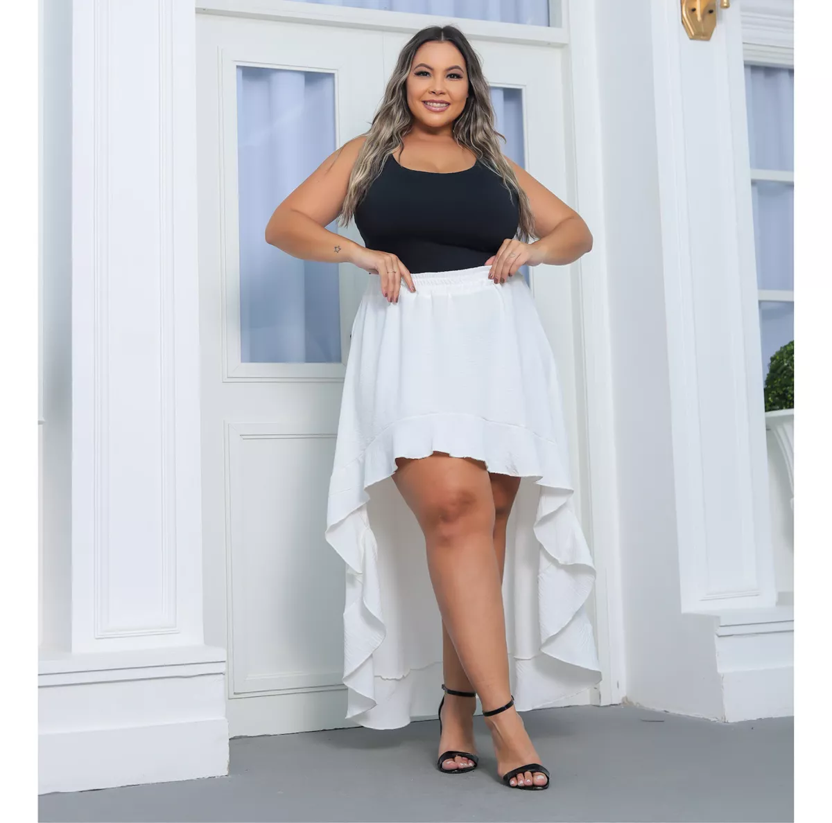 Look casual com saia assimétrica feminina plus size